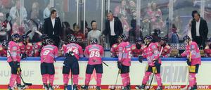 Pink in the Rink. Trainer Serge Aubin redet mit der Mannschaft.