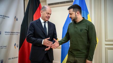 Erst vor wenigen Wochen haben sie sich getroffen, damals in New York: Bundeskanzler Olaf Scholz (SPD) und der ukrainische Präsident Wolodymyr Selenskyj (r), vor Beginn der 79. Generaldebatte der UN-Vollversammlung.