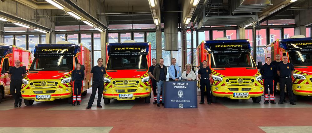 Übergabe neuer Rettungswagen an die Feuerwehr Potsdam.