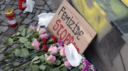 Blumen wurden für ein Opfer eines Femizids niedergelegt. (Symbolbild)
