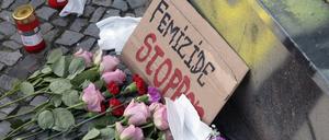 Blumen wurden für ein Opfer eines Femizids niedergelegt, in Berlin im April 2023.