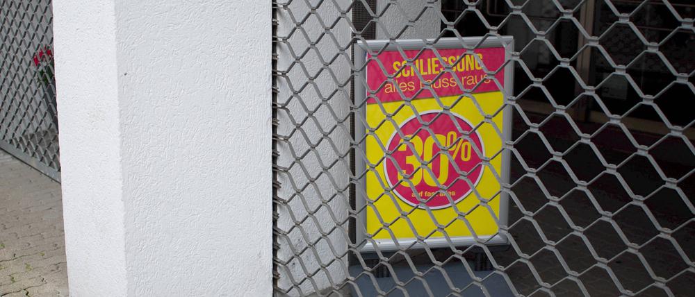 Ein Geschäft kurz vor der Schließung macht Werbung mit Rabatten (Symbolbild).