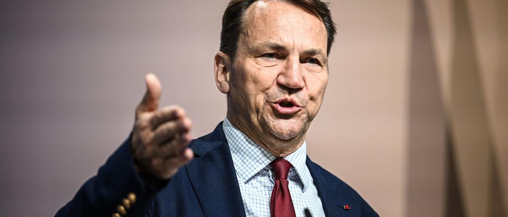 Polens Außenminister Radoslaw Sikorski will die Regeln für die Visavergabe verschärfen. (Archivbild)