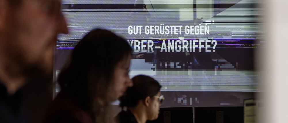 Mitarbeiter des Nationalen Forschungszentrums für angewandte Cybersicherheit ATHENE am Fraunhofer-Institut sitzen an ihren Arbeitsplätzen. Die Bundesinnenministerin und die Digitalministerin von Hessen besuchen gemeinsam das Forschungszentrum Athene. Athene ist das Nationale Forschungszentrum für angewandte Cybersicherheit am Fraunhofer-Institut für Sichere Informationstechnologie SIT.