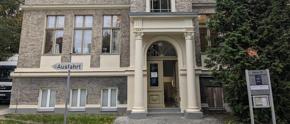 Das Potsdamer Standesamt zieht ins Haus 23 auf dem Stadtcampus in der Helene-Lange-Straße 14. Während des Umzugs vom 10. bis 20. Oktober bleibt es geschlossen, ab 21. Oktober öffnet es an der neuen Adresse. 