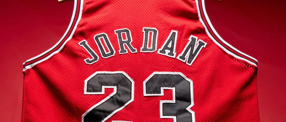 Ein ganz besonders Trikot des Ex-Basketballstars steht zur Auktion.