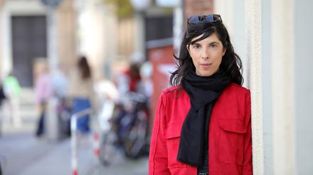 Identität als Gefüge von Bausteinen: Sharon Kotkovsky untersucht in ihrer Performance, wie sie sich im Laufe des Lebens neu formieren. 