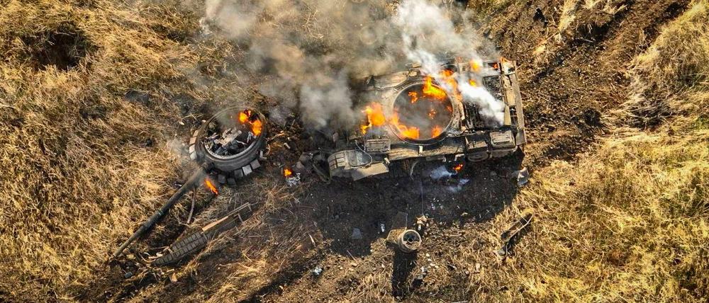 Ein russischer Panzer brennt auf einem Feld in der Nähe der Stadt Wuhledar (Symbolbild).
