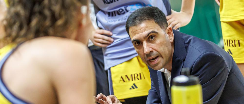Trainer Cristo Cabrera musste mit Alba die erste Niederlage hinnehmen.
