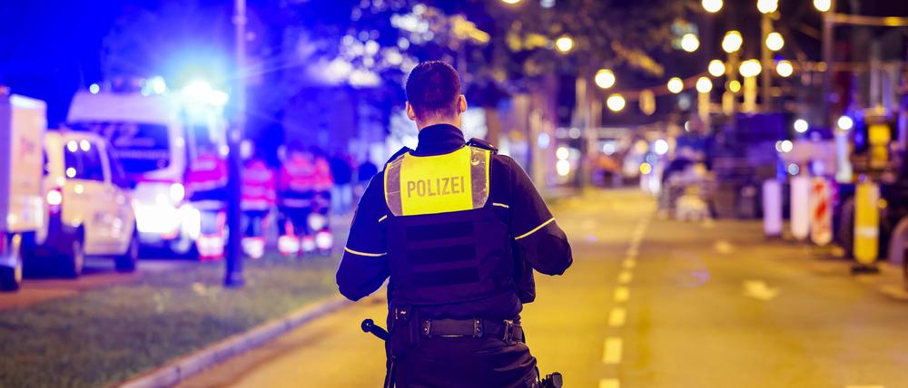 Ein Polizist sichert den Bereich vor dem Mulitplex-Kino, an dem die Polizei einen Verdächtigen niedergeschossen hat.