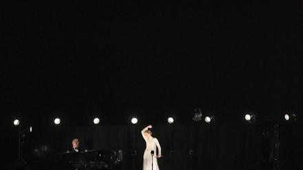 Mit „L'Hymne à l'amour“ der französischen Chansons-Ikone Édith Piaf rührte Dion das Publikum in Paris zu Tränen.