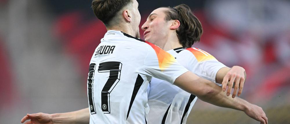 Weniger als ein Jahr nach dem Debüt ist Rocco Reitz (r) im Team gesetzt.