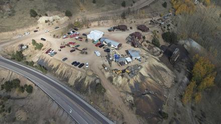Rettungskräfte stehen vor der Mollie Kathleen Goldmine. In einer ehemaligen Goldmine im US-Bundesstaat Colorado, die heute als Touristenattraktion genutzt wird, hat es einen Unfall gegeben.