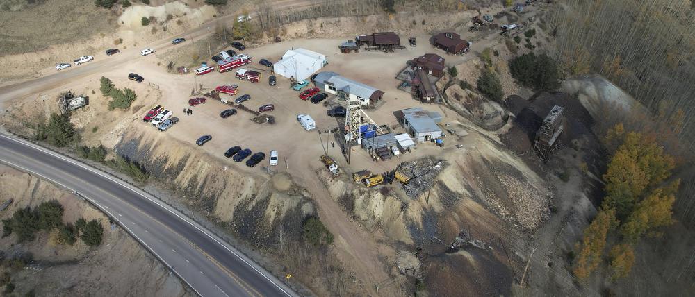 Rettungskräfte stehen vor der Mollie Kathleen Goldmine. In einer ehemaligen Goldmine im US-Bundesstaat Colorado, die heute als Touristenattraktion genutzt wird, hat es einen Unfall gegeben.