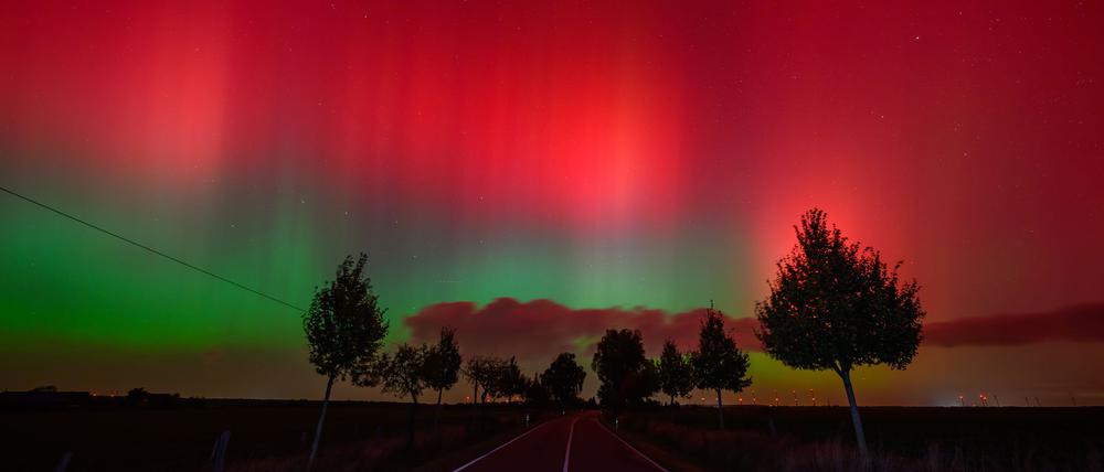 Polarlichter haben in Teilen Brandenburgs den Nachthimmel erhellt. Bei wolkenfreiem Himmel sei das Naturschauspiel in der ersten Nachthälfte gut zu sehen gewesen, hieß es beim Deutschen Wetterdienst.