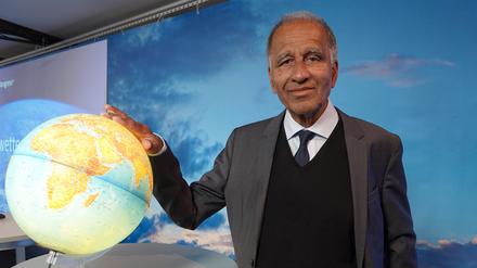 ARCHIV - 28.09.2023, Hamburg: Mojib Latif, Klimaforscher, posiert bei dem 13. Extremwetterkongress im Internationalen Maritimen Museum Hamburg neben einem Globus. Der Extremwetterkongress ist eine interdisziplinäre Fachtagung für Extremwetter im Klimawandel in Deutschland. (zu dpa: «Klimaforscher Latif will sich auch mit 70 gegen Erderwärmung einsetzen») Foto: Franziska Spiecker/dpa +++ dpa-Bildfunk +++