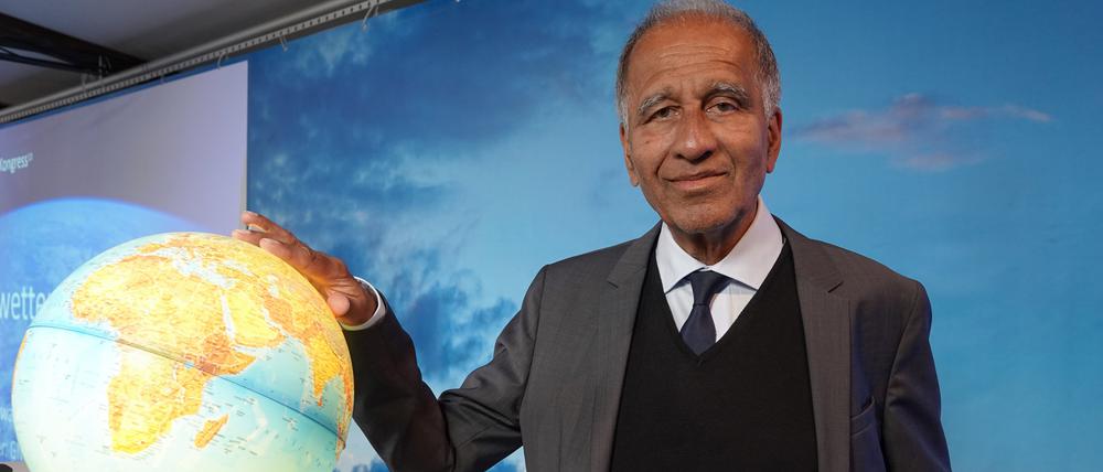 ARCHIV - 28.09.2023, Hamburg: Mojib Latif, Klimaforscher, posiert bei dem 13. Extremwetterkongress im Internationalen Maritimen Museum Hamburg neben einem Globus. Der Extremwetterkongress ist eine interdisziplinäre Fachtagung für Extremwetter im Klimawandel in Deutschland. (zu dpa: «Klimaforscher Latif will sich auch mit 70 gegen Erderwärmung einsetzen») Foto: Franziska Spiecker/dpa +++ dpa-Bildfunk +++
