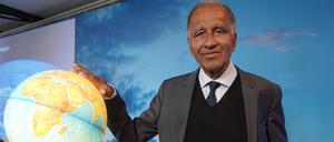 ARCHIV - 28.09.2023, Hamburg: Mojib Latif, Klimaforscher, posiert bei dem 13. Extremwetterkongress im Internationalen Maritimen Museum Hamburg neben einem Globus. Der Extremwetterkongress ist eine interdisziplinäre Fachtagung für Extremwetter im Klimawandel in Deutschland. (zu dpa: «Klimaforscher Latif will sich auch mit 70 gegen Erderwärmung einsetzen») Foto: Franziska Spiecker/dpa +++ dpa-Bildfunk +++