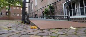 Eine Rollstuhlrampe an einem Hauseingang. (Symbolbild)