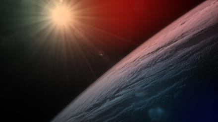 Die Sonne scheint über dem Horizont der Erde, während die Internationale Raumstation über der kanadischen Provinz Quebec kreist. 