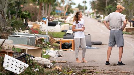 In Venice, Florida“ begutachten Anwohner nach dem Hurrikan „Milton“ doie Sturmschäden.