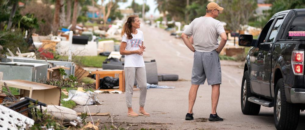 In Venice, Florida“ begutachten Anwohner nach dem Hurrikan „Milton“ doie Sturmschäden.