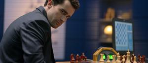 Zur ARTE-Sendung Rematch (3/6) Garry Kasparov (Christian Cooke) kommen Zweifel: Steckt ein Mensch hinter dem Supercomputer „Deep Blue“? © Leo Pinter Foto: ARTE F Honorarfreie Verwendung nur im Zusammenhang mit genannter Sendung und bei folgender Nennung "Bild: Sendeanstalt/Copyright". Andere Verwendungen nur nach vorheriger Absprache: ARTE-Bildredaktion, Silke Wölk Tel.: +33 3 90 14 22 25, E-Mail: bildredaktion@arte.tv