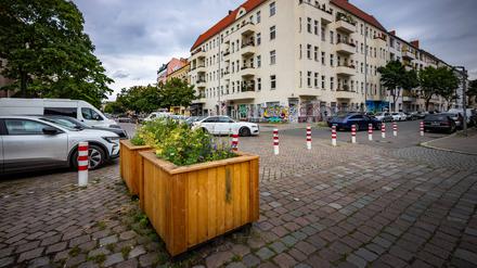 Im Berliner Stadtteil Gesundbrunnen hat ein Mann zwei Autos angezündet.