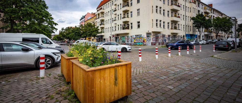 Im Berliner Stadtteil Gesundbrunnen hat ein Mann zwei Autos angezündet.