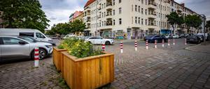 Im Berliner Stadtteil Gesundbrunnen hat ein Mann zwei Autos angezündet.