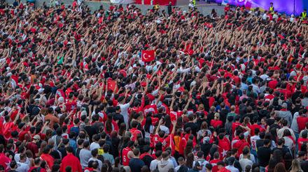 Gegen einen Mann ist Anklage wegen versuchten Mordes erhoben worden, weil er Menschen mit türkischen Fan-Utensilien mit einem Messer verletzt haben soll. (Archivfoto) 
