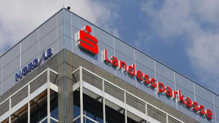 Die Gewerkschaft Verdi und die Arbeitgeber haben sich auf einen neuen Tarifabschluss für die Beschäftigten öffentlicher Banken in Deutschland geeinigt. 
