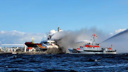 Der Seenotrettungskreuzer Arkona der DGzRS bekämpft den Brand des Küstentankschiffs „Annika“ in der Ostsee.