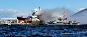Der Seenotrettungskreuzer Arkona der DGzRS bekämpft den Brand des Küstentankschiffs „Annika“ in der Ostsee.