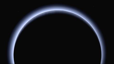 Pluto, der von hinten von der Sonne beleuchtet wird, während die Raumsonde New Horizons in einer Entfernung von etwa 200.000 Kilometern das Pluto-System erforscht. 