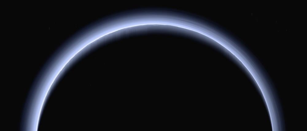 Pluto, der von hinten von der Sonne beleuchtet wird, während die Raumsonde New Horizons in einer Entfernung von etwa 200.000 Kilometern das Pluto-System erforscht.