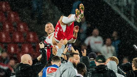 Lukas Podolski wurde nach seinem Abschiedsspiel auch von den Mitspielern gefeiert.
