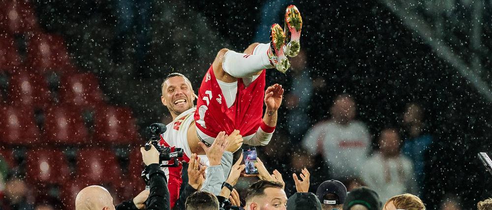 Lukas Podolski wurde nach seinem Abschiedsspiel auch von den Mitspielern gefeiert.