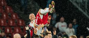 Lukas Podolski wurde nach seinem Abschiedsspiel auch von den Mitspielern gefeiert.