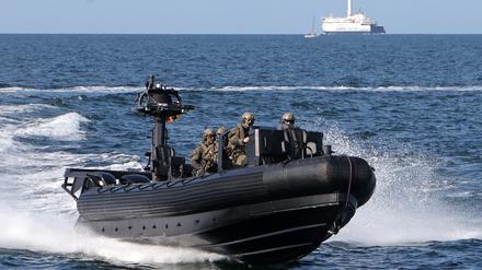 Während des Besuchs von Bundesinnenministerin Faeser (SPD) an Bord des Grenzschutzschiffes der Bundespolizei „Neustadt“ auf der Ostsee ist die Spezialeinheit GSG9 im Einsatz. 
