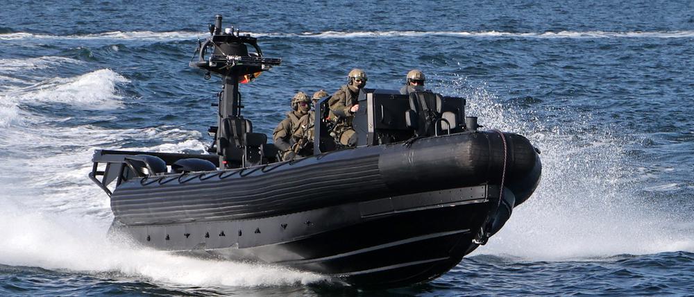 Während des Besuchs von Bundesinnenministerin Faeser (SPD) an Bord des Grenzschutzschiffes der Bundespolizei „Neustadt“ auf der Ostsee ist die Spezialeinheit GSG9 im Einsatz.