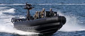 Während des Besuchs von Bundesinnenministerin Faeser (SPD) an Bord des Grenzschutzschiffes der Bundespolizei „Neustadt“ auf der Ostsee ist die Spezialeinheit GSG9 im Einsatz. 