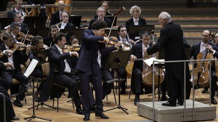 Augustin Hadelich unterstützt Marek Janowski bei den Berliner Philharmonikern.