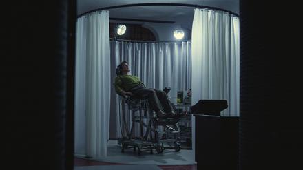 Wirtskörper. In der „Black Mirror“-Folge „Beyond the Sea“ werden Astronauten auf der Erde von menschenähnlichen Androiden „vertreten“.