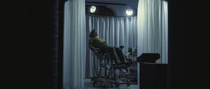 Wirtskörper. In der „Black Mirror“-Folge „Beyond the Sea“ werden Astronauten auf der Erde von menschenähnlichen Androiden „vertreten“.