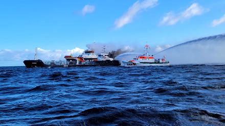 Kampf gegen die Flammen: Seenotretter gehen gegen den Brand auf dem Küstentankschiff „Annika“ vor.