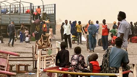 Flüchtlinge aus dem Sudan warten mit ihrer Habe nahe der südsudanesischen Grenzstadt Renk (Archivbild).