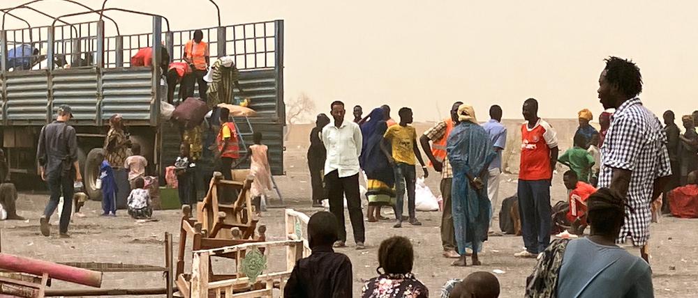 Flüchtlinge aus dem Sudan warten mit ihrer Habe nahe der südsudanesischen Grenzstadt Renk (Archivbild).