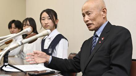 Tomoyuki Minomaki (r.), Präsident von Nihon Hidankyo