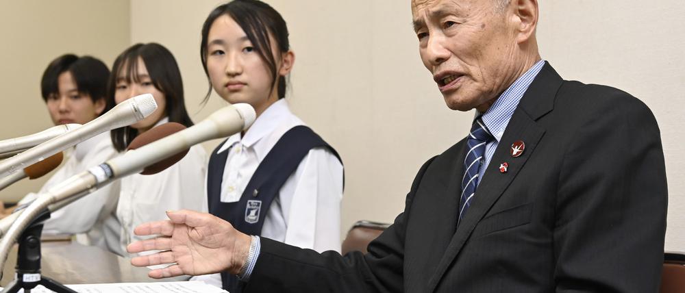Tomoyuki Minomaki (r.), Präsident von Nihon Hidankyo